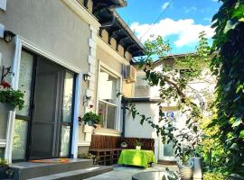 Oasis Home-Garden Gem in The Heart of Bucharest, villa em Bucareste