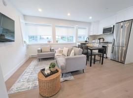 Centrally located, modern, 2 bedroom home, hytte i Vancouver