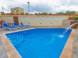 5 Bedroom Holiday Home with Private Pool, villa in Xewkija