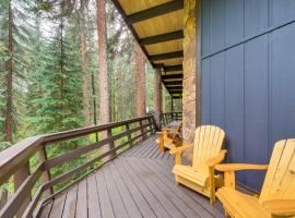 Mid-Century Cabin Creekside, Easy Access to i-70, hotel din Dumont