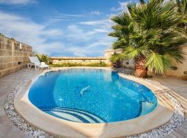 5 Bedroom Farmhouse with Private Pool & Views, hotel in Għarb
