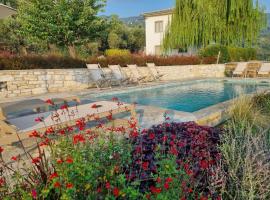 Moses Villa, hotel cu piscine din Chorefto