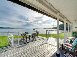 Bayfront Port Hadlock Retreat with Grill and Deck!, hotel sa Port Hadlock