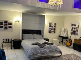 Amazing Gantshill Studio Annexe & Free Parking, family hotel in Redbridge