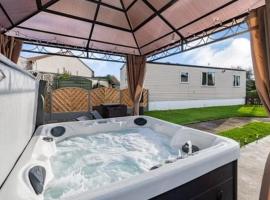 Hot tub. Countryside. Coast. 5* Patrington Haven Leisure Park, East Yorkshire，Patrington的有停車位的飯店