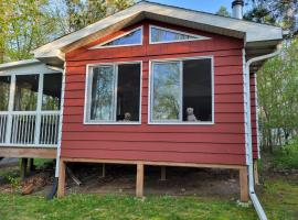 Lakefront Cabin in the Woods (fully fenced yard), מלון בElkhorn