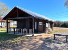Painted Bunting Cabin 15 MIN to MagnoliaBaylor, hotel in Elm Mott