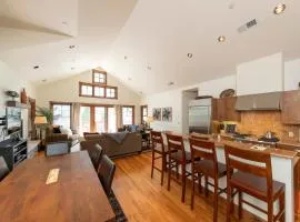 Christiana Lodge Unit 201C, Light-filled luxury condo with views of Aspen Mountain