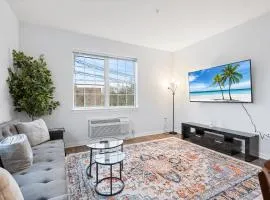 Modern 2BR 2BA Condo Sleeps 8 with Gym Laundry 20 Min to NYC