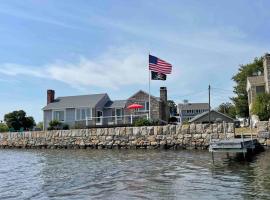 Salt Pond Sunrise View & 5 min to beach, sleeps 7, hotel v destinaci Charlestown