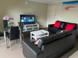 Tasha's Apartments - Andrews Farm, cheap hotel in Smithfield