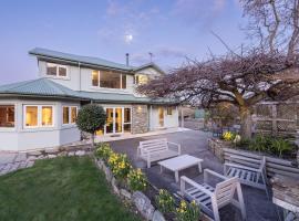 Wanaka Lake House: Wanaka şehrinde bir otel