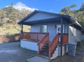 New, Fun-Size Benbow House!, hotel in Garberville