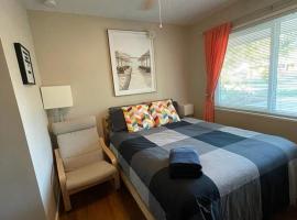 Quaint Guest Room Close to Siesta Key, вариант проживания в семье в Сарасоте