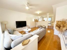 The Scarborough Beach House - Walk to the beach!, hotel v destinaci Perth