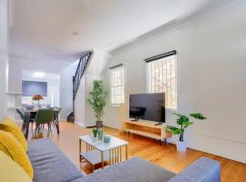 3 Bedroom House Chippendale Near the Center 2 E-Bikes Included, cottage in Sydney