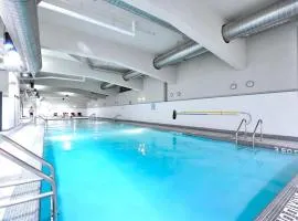 Beautiful Bright Modern Condo with Water view and AC in DT Vancouver 2BR,3BD,2BT sleeps 4 guests