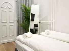 Studio Apartment by Hi- Apartment in Downtown