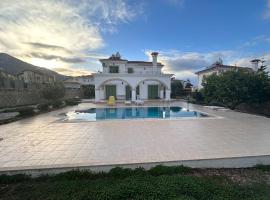 Kyrenia - center, 3 rooms 1 living room Villa no-16 with private pool – hotel w mieście Kirenia