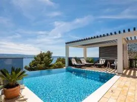 Luxury Seafront Villa with Heated Pool, Jacuzzi, Sea View, 150 m from Beach