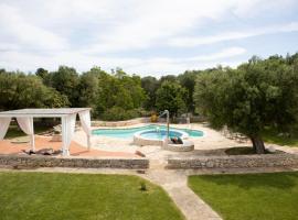 trullo degli ulivi con piscina e vasca per bambini，聖米凱萊薩倫蒂諾的Villa