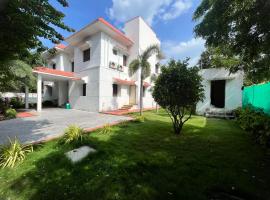 Royal Experiences Pearl House 6 Bed Room Villa with Private Pool, Panayur, hótel í Chennai