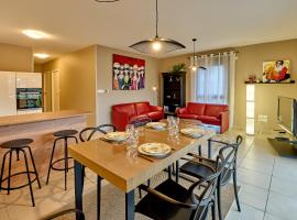 Viesnīca Le Manou, Appartement neuf avec terrasse, parking sous-terrain & ascenseur pilsētā Nevēra