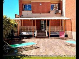 Casa grande 14 personas Getafe Madrid: Getafe'de bir aile oteli