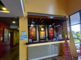OYO 1037 Lendes Tourist Inn Main, hotel en Naga