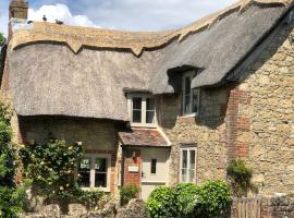 Chocolate box thatched cottage, hotel a Calbourne