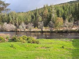 Self catering flat in heart of Scottish Highlands, hotelli kohteessa Garve