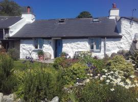 Traditional stone cottage with sea views in Snowdonia National Park, hotell i Brynkir