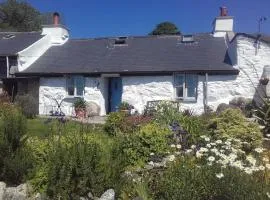 Traditional stone cottage with sea views in Snowdonia National Park