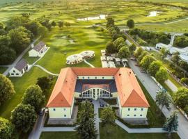 Klaudia's Hotel & Restaurant at Golf Resort, Bač Šamorín、Báčのホテル