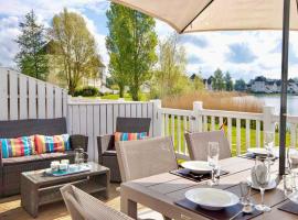 Spinnaker Lodge · Cotswolds Lakeside Home, lodge i South Cerney