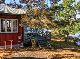 Cozy Home In Oskarshamn With House Sea View, cabaña o casa de campo en Oskarshamn