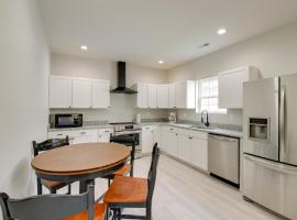 Modern and Pet-Friendly Home 3 Mi to Dtwn Knoxville, מלון בנוקסוויל