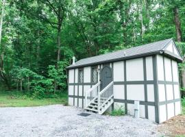 Tiny Home Cottage Near the Smokies #7 Tilly, rumah kecil di Sevierville