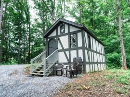 Tiny Home Cottage Near the Smokies #8 Helga, rumah kecil di Sevierville