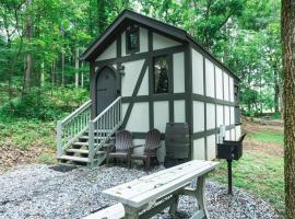 Tiny Home Cottage Near the Smokies #10 Helena, mikrohus i Sevierville