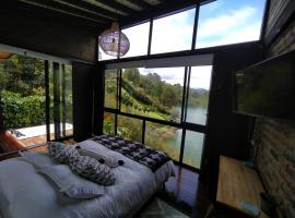 Cabaña con jacuzzi y acceso al embalse Portum III, villa in El Peñol