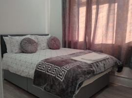 Good priced double bed rooms in harrow with shared bathrooms, smještaj s doručkom u gradu 'Hatch End'