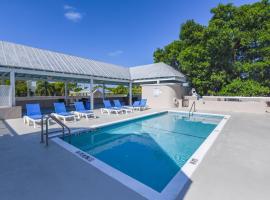 Villa Positano by Brightwild-Rooftop Pool on Duval，基韋斯特的飯店