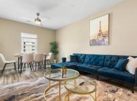 Sophisticated 3BD/2BA Retreat: Pool, Gym, Laundry、メルボルンのファミリーホテル