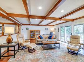 Grants Pass Vacation Rental Home Deck and Views!，格蘭茨帕斯的Villa