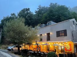 Vagabond Vieiras Beds & Communal Dinner Included Albergue LE-210 โรงแรมในLa Portela de Valcarce