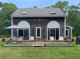 Vineyard Vacation Cottage, hotel in Chilmark