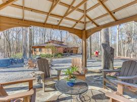 Peaceful Lawrenceville Cabin with Hot Tub on 6 Acres – hotel w mieście Lawrenceville