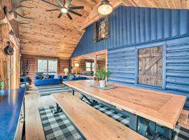Diamond Lake Waterfront Cabin with Deck and Dock!: Tustin şehrinde bir kulübe