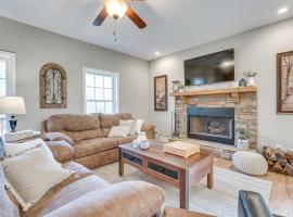 Brīvdienu māja Creekside Murphy Retreat with Fireplace and Views! pilsētā Salem